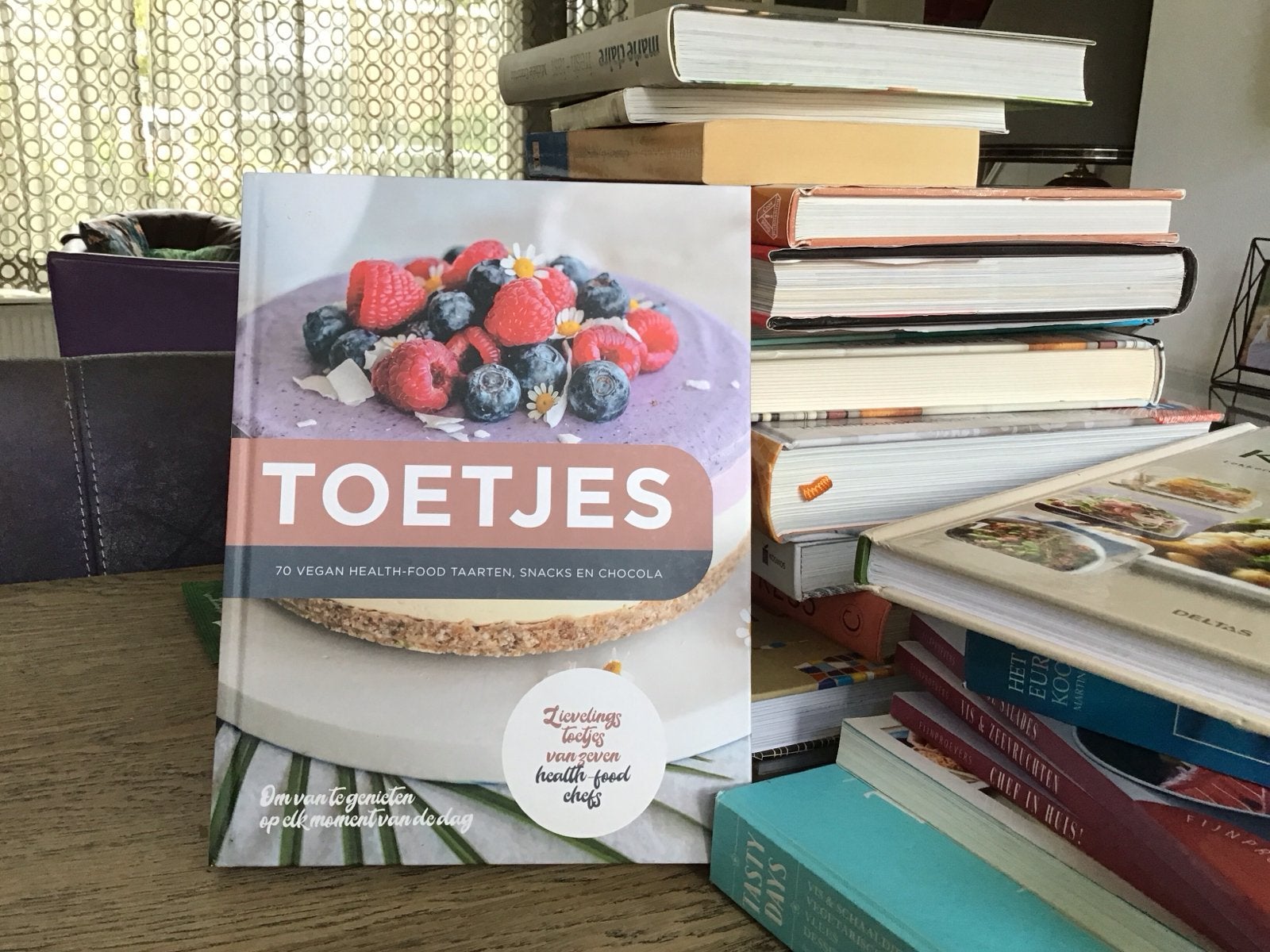 Kookboek 'Toetjes' - Vegan Health-Food Taarten, Snacks & Cho, Boeken, Ophalen of Verzenden, Zo goed als nieuw, Gezond koken, Taart, Gebak en Desserts