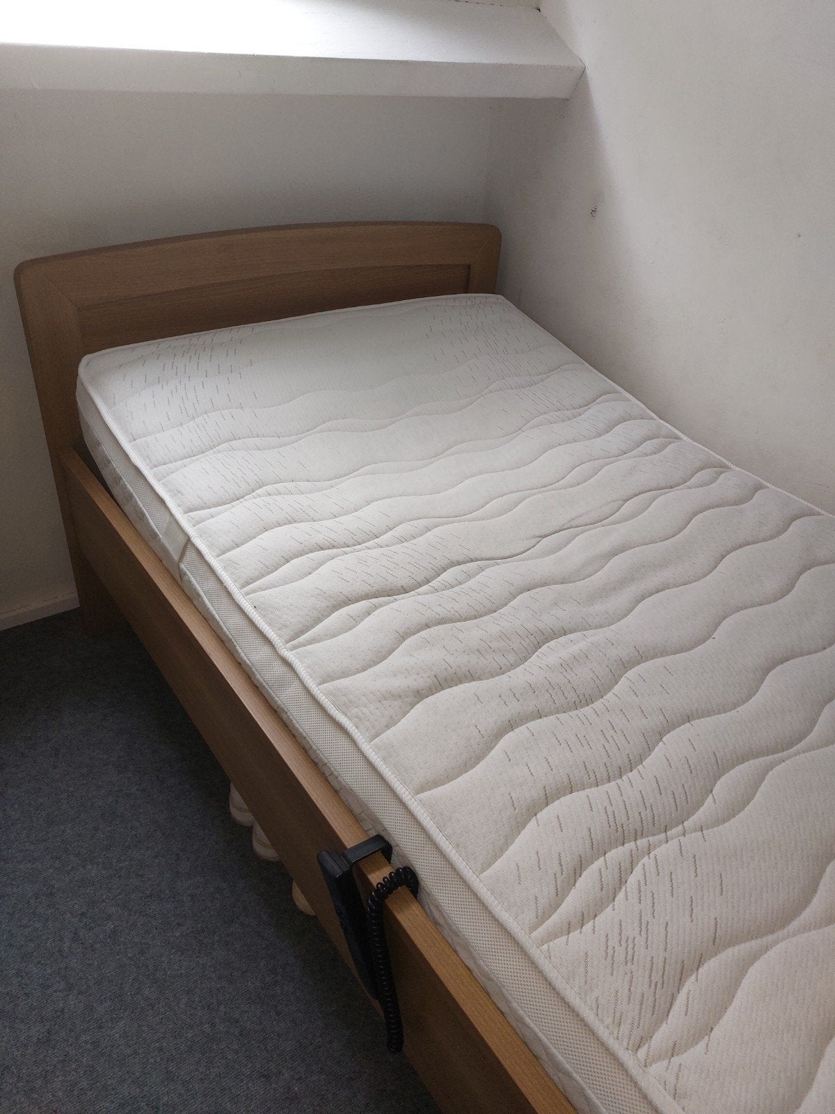 Seniorenbed inclusief matras - Zo goed als nieuw, Huis en Inrichting, Slaapkamer | Bedden, Zo goed als nieuw, Eenpersoons, 90 cm