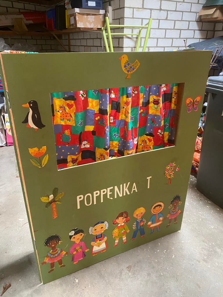 Gratis poppenkast met poppen, Ophalen of Verzenden, Zo goed als nieuw