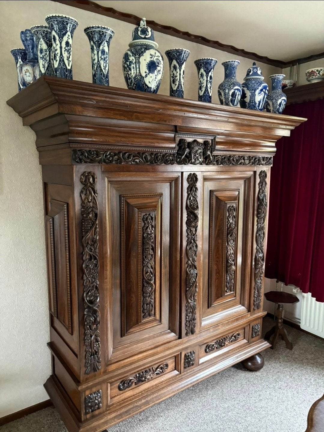 Een gestoken kussenkast versierd met wijnranken en leeuwen, Ophalen