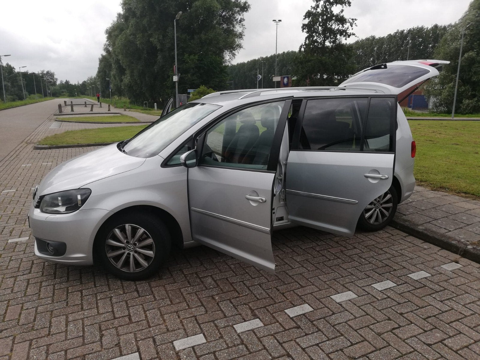 Volkswagen Touran 2.0 TDI 140PK Highline Grijs | FULL OPTION, Auto's, Euro 5, Stof, Grijs, Particulier