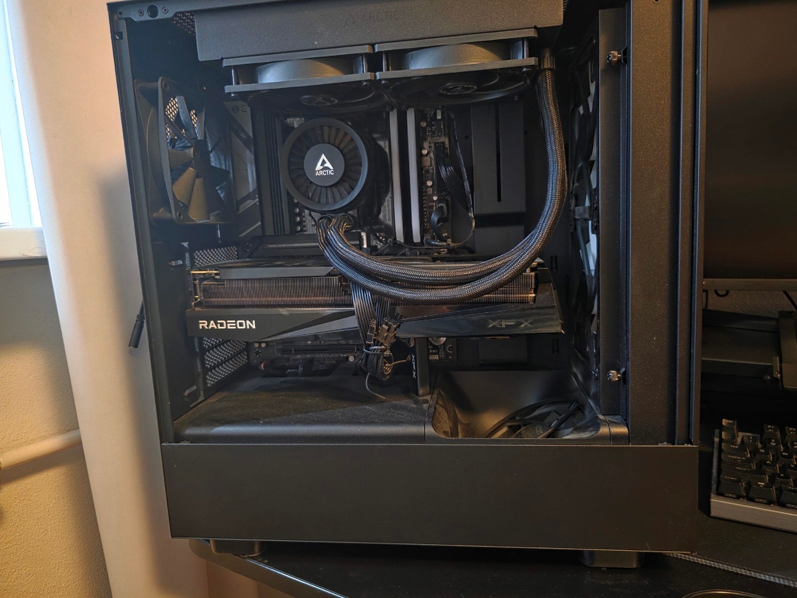 ​Krachtige Game PC | RX 9070 XT 16GB | Ryzen 5 7600X | 32GB, Computers en Software, Computerbehuizingen, Ophalen, Zo goed als nieuw