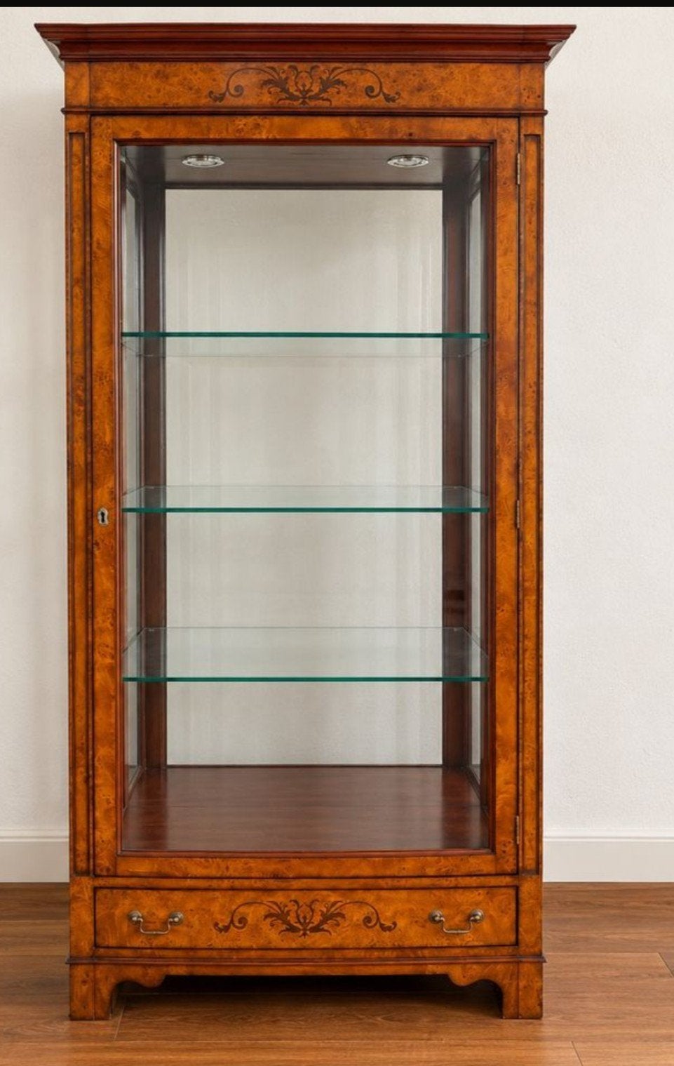 vrijstaande vitrinekast met decoratief wortelhoutmotief, Ophalen, 25 tot 50 cm, 50 tot 100 cm, 150 tot 200 cm