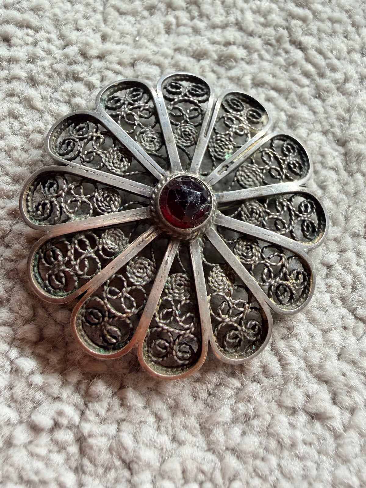 Vintage Zilverkleurige Broche met Filigraan en Rode Steen, 4 tot 7 cm, Gebruikt, Ophalen of Verzenden, Met edelsteen