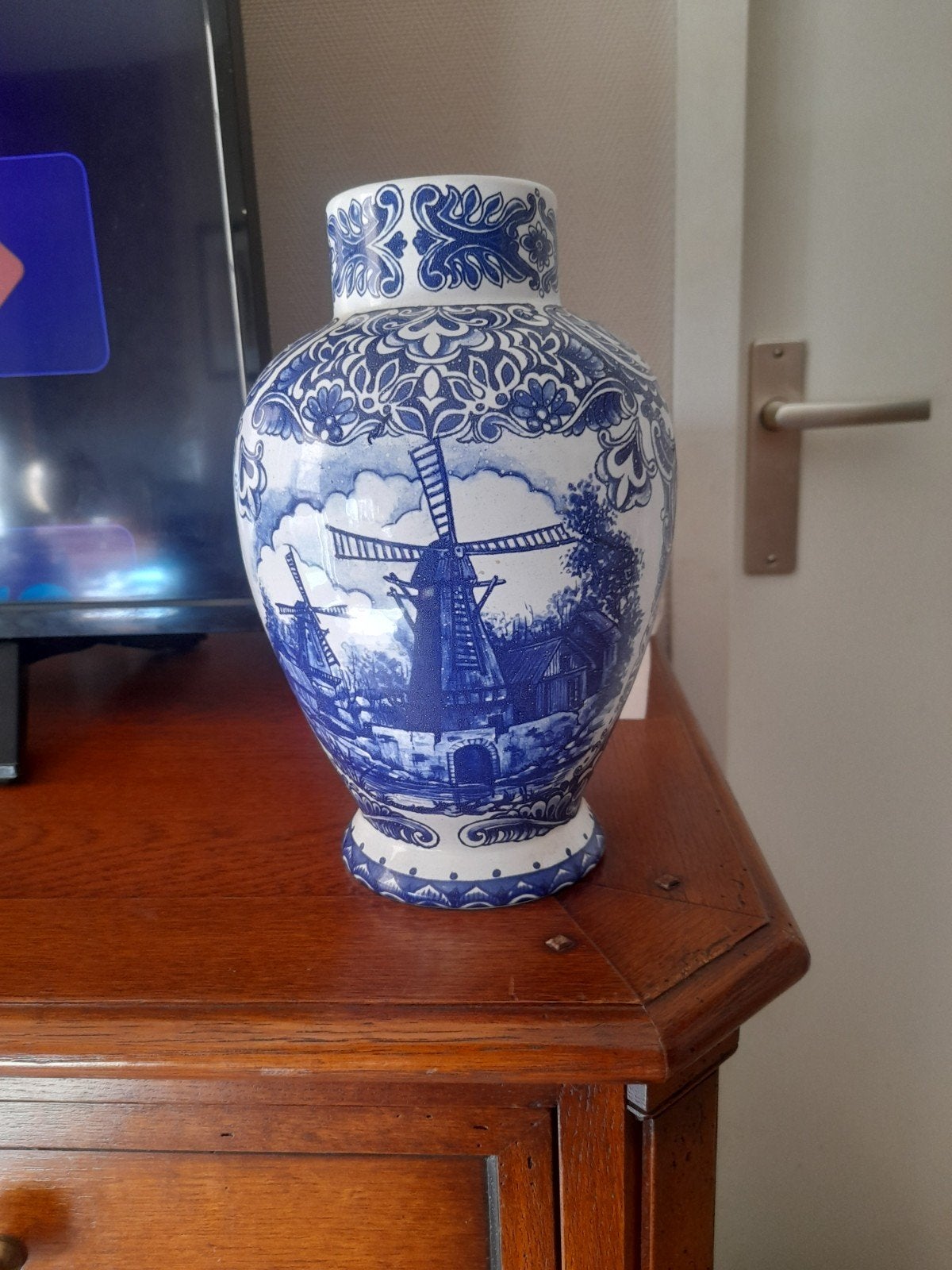 Delftsblauwe bolvaas met molens - St. Delfts Bleau, Antiek en Kunst, Ophalen of Verzenden