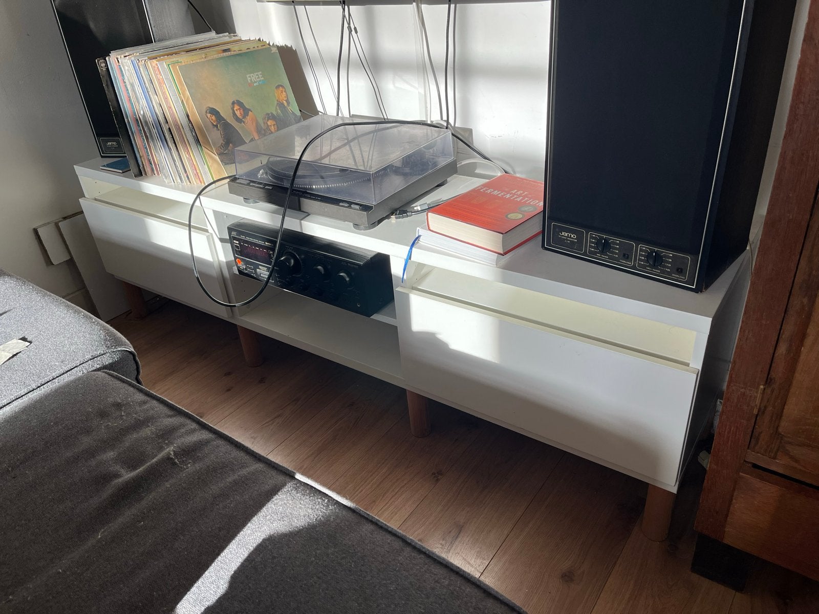 IKEA Witte TV Meubel met Laden en Houten Poten - 180cm