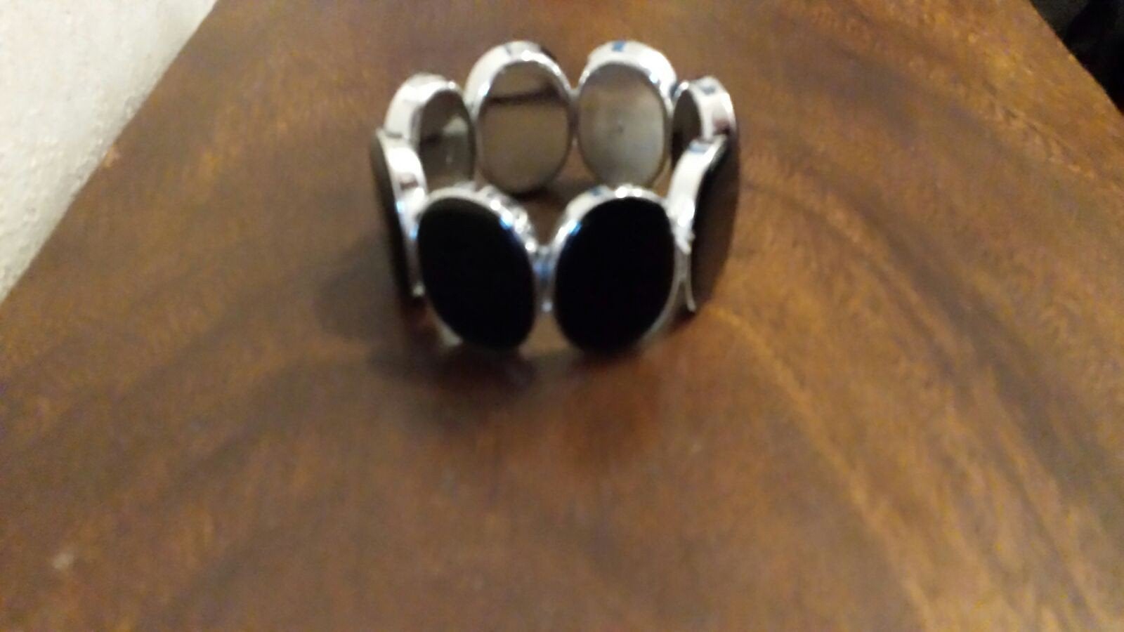Armband met ovale zwarte/zilverkleurige kralen., Verzenden, Zwart, Zo goed als nieuw, Elastiek