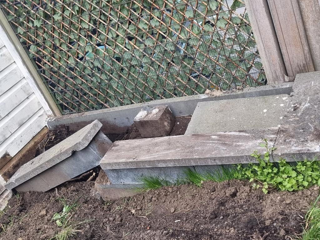Gratis af te halen: Stenen voor border (zelf verwijderen), Ophalen, Gebruikt, Beton, Border