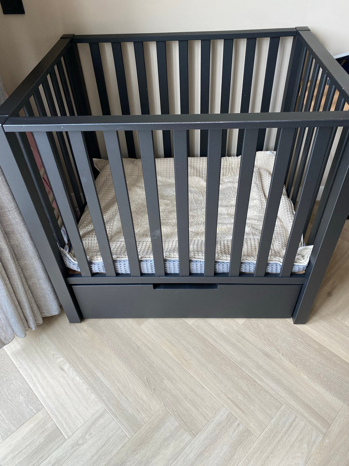 Zwarte babybox met lade en Koeka boxkleed (grijs/beige), Ophalen of Verzenden, Zo goed als nieuw, Vierkant, Boxkleed