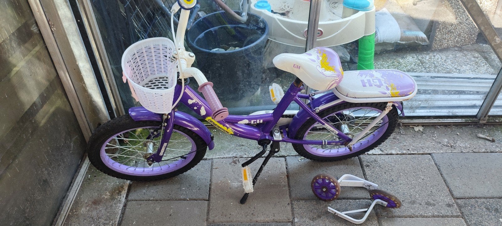 Paarse meisjesfiets 16 inch met zijwieltjes en mandje, Fietsen en Brommers, Fietsen | Kinderfietsjes, Ophalen, Terugtraprem, Zijwieltjes