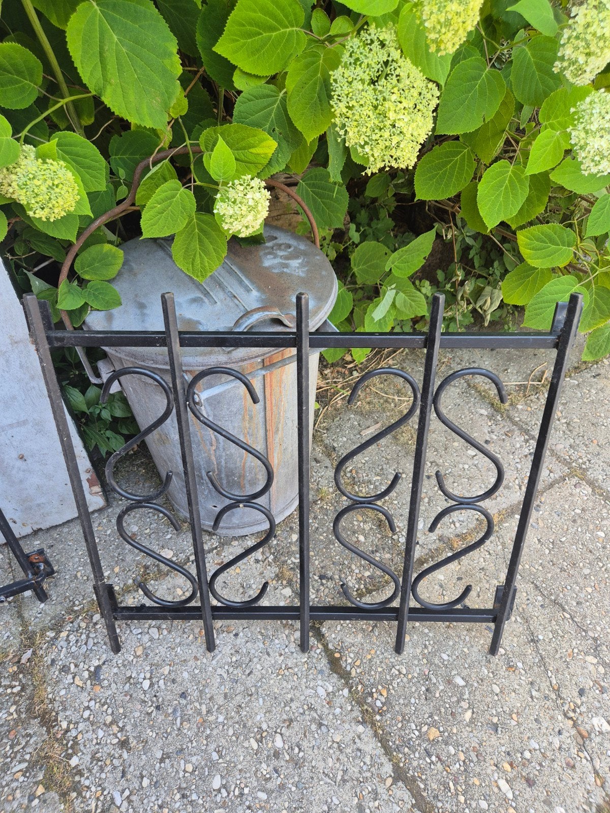 2 kleine en 1 grote metalen raam voorzetters, Ophalen, IJzer, Sierhekwerk