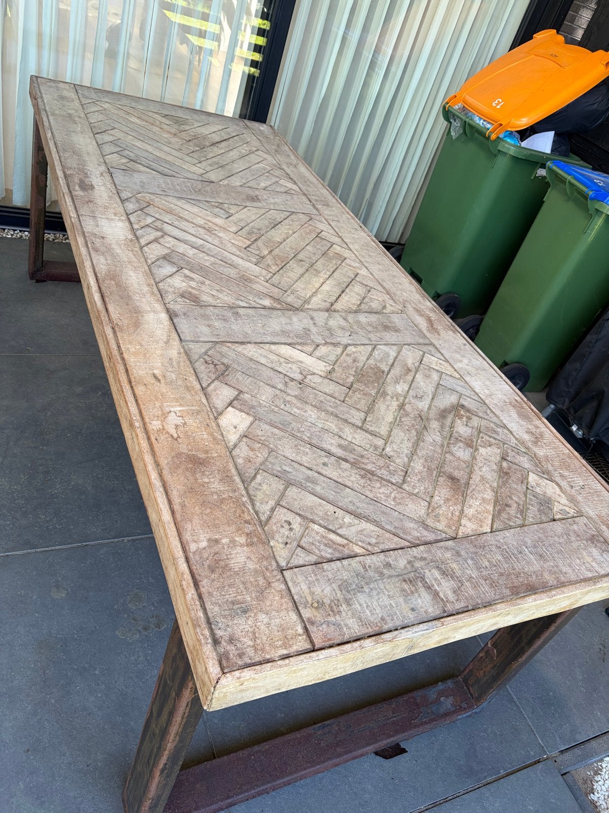 Robuuste houten tafel met metalen onderstel (240x100 cm), Huis en Inrichting, Tafels | Eettafels, Ophalen, Gebruikt, 200 cm of meer