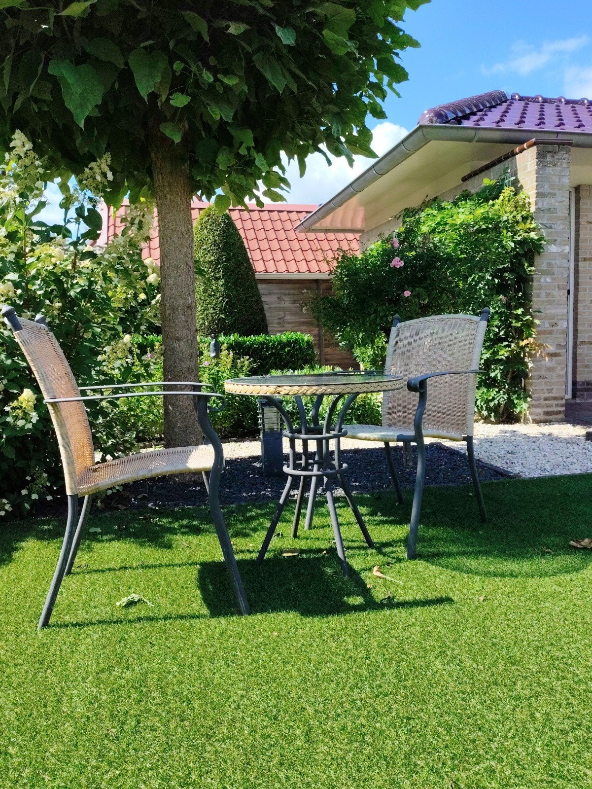 Engelse tuinset met 2 stoelen en glazen tafel, Tuin en Terras, Tuinsets en Loungesets, Gebruikt, Wicker, Tuinset, Eettafel