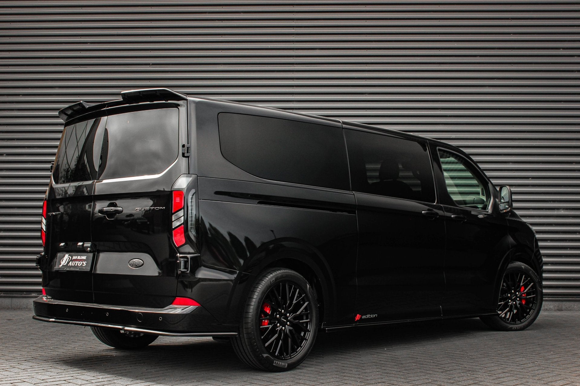 Ford TRANSIT CUSTOM 2.0 TDCI L2H1 170PK Limited DC / DUBBEL, Auto's, Bestelauto's, Dealer onderhouden, 2500 kg, Zwart, Leder