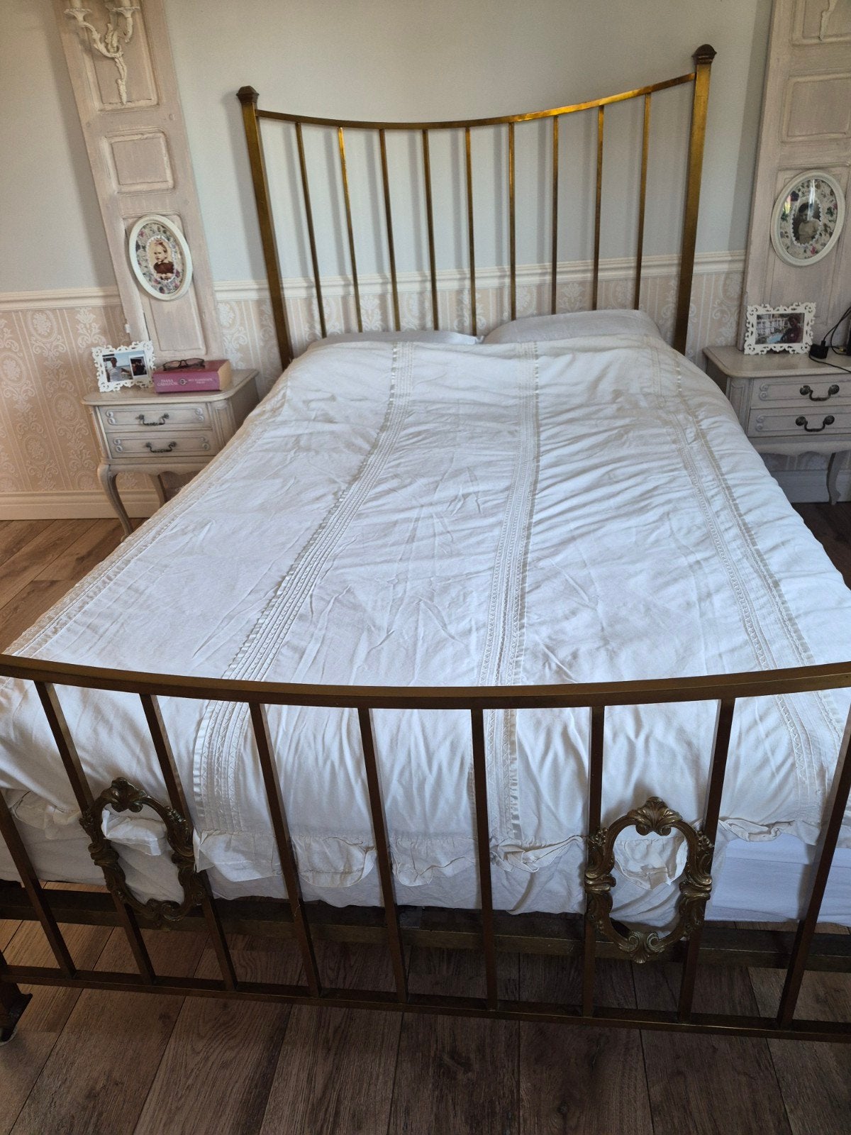 Slaapkamer, bed, 2 nachtkastjes, kaptafel, lampen op paneel, Ophalen