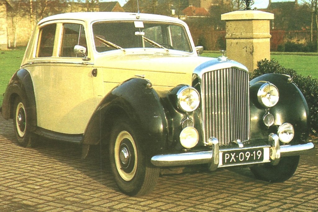 805513	Auto Bentley 1954	 	Gelopen met postzegel, Ophalen of Verzenden, 1980 tot heden, Gelopen, Voertuig