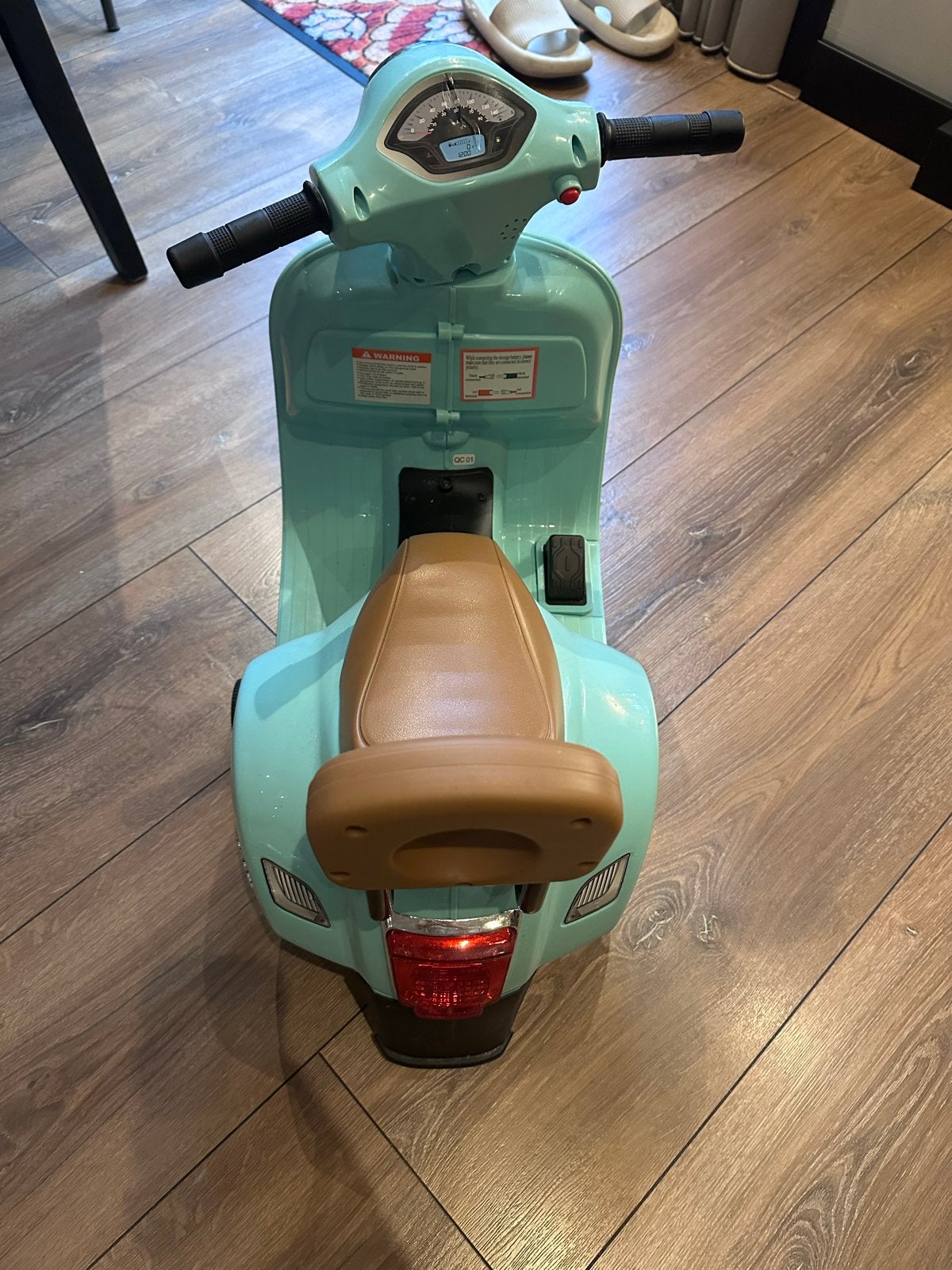 Elektrische Vespa scooter voor kinderen - Zo goed als nieuw, Kinderen en Baby's, Speelgoed | Buiten | Voertuigen en Loopfietsen