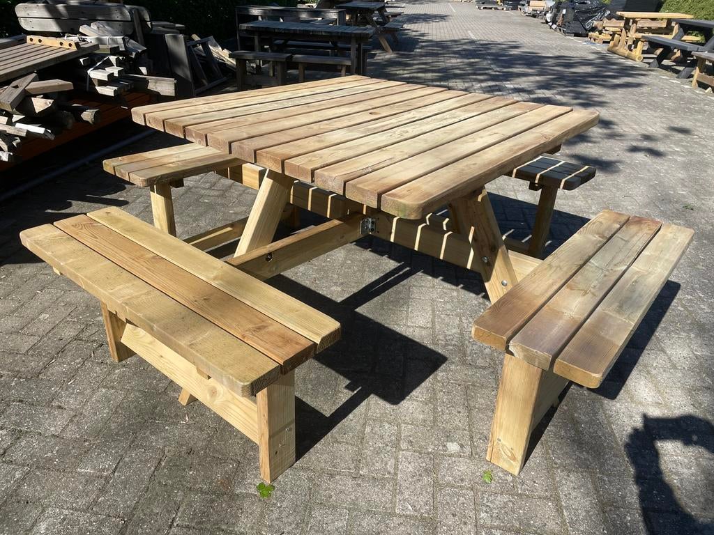 Vierkante picknick tafel model van Rockwood, Ophalen, Zo goed als nieuw