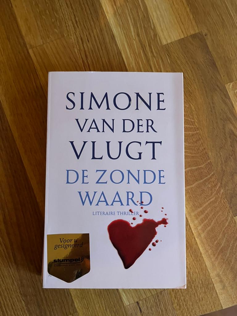 Simone Van der Vlugt - de zonde waard gesigneerd, Boeken, Ophalen of Verzenden, Zo goed als nieuw