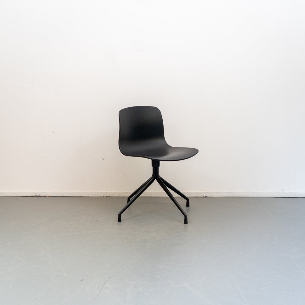 4 Hay About a chair AAC10 Zwart showroom modellen