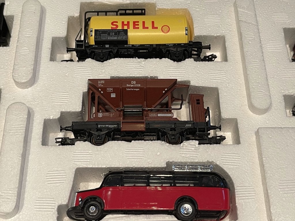 Märklin 4x goederenwagon uit set 29855 + lading bestelwagen, Wisselstroom, Wagon, Ophalen of Verzenden, Zo goed als nieuw