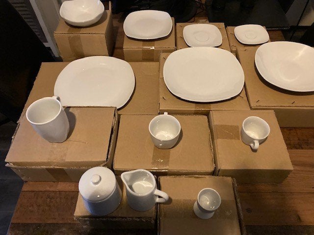 Nieuw in doos: 57-delig wit servies voor 6 personen, Ophalen, Nieuw, Overige stijlen, Porselein