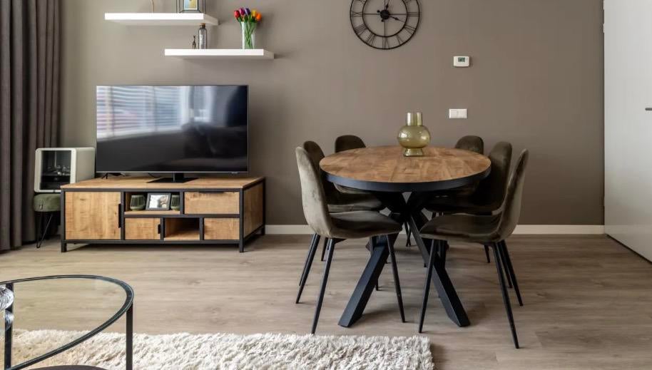 Mango houten tafel met 6 velvet stoelen, Ophalen, Zo goed als nieuw, 75 m² of meer, Laminaat