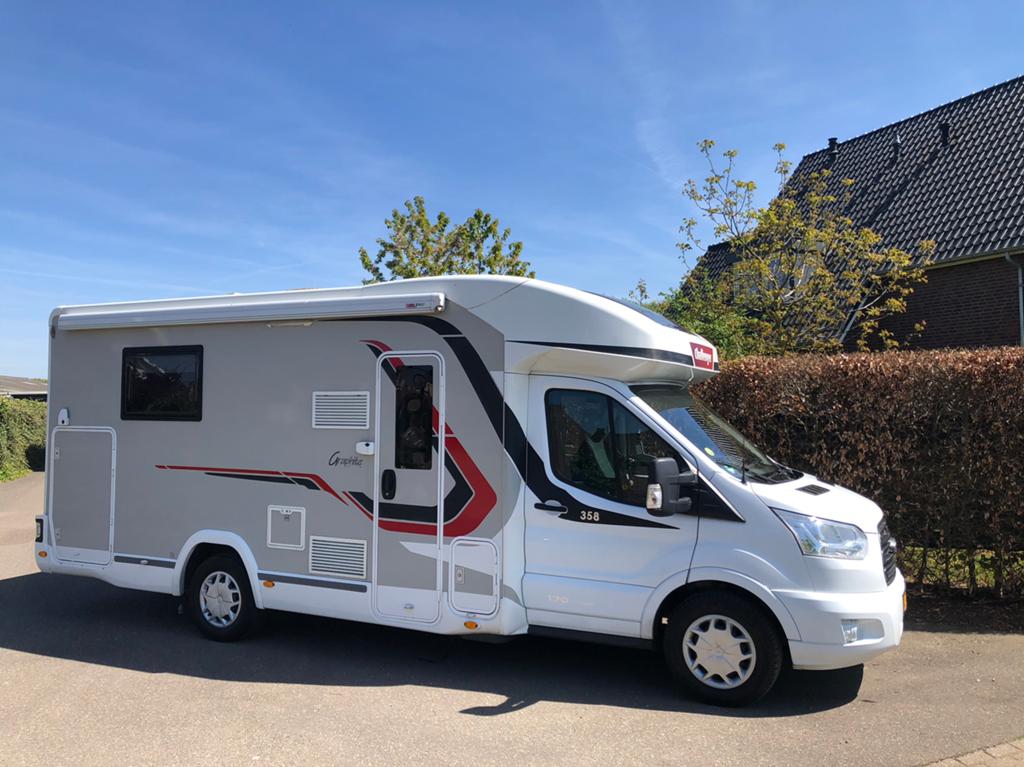Nieuwstaat AUTOMAAT 170pk Challenger Graphite Queensbed, Caravans en Kamperen, Campers, 7 tot 8 meter, Particulier, Half-integraal