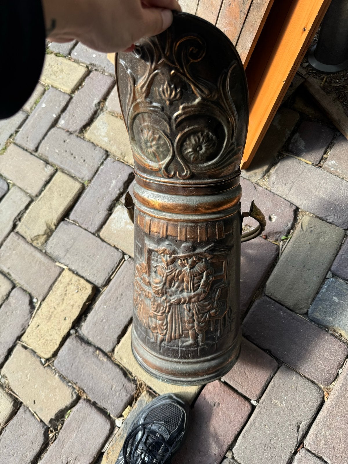 Antieke kolenemmer van koper met reliëf, Ophalen, Koper