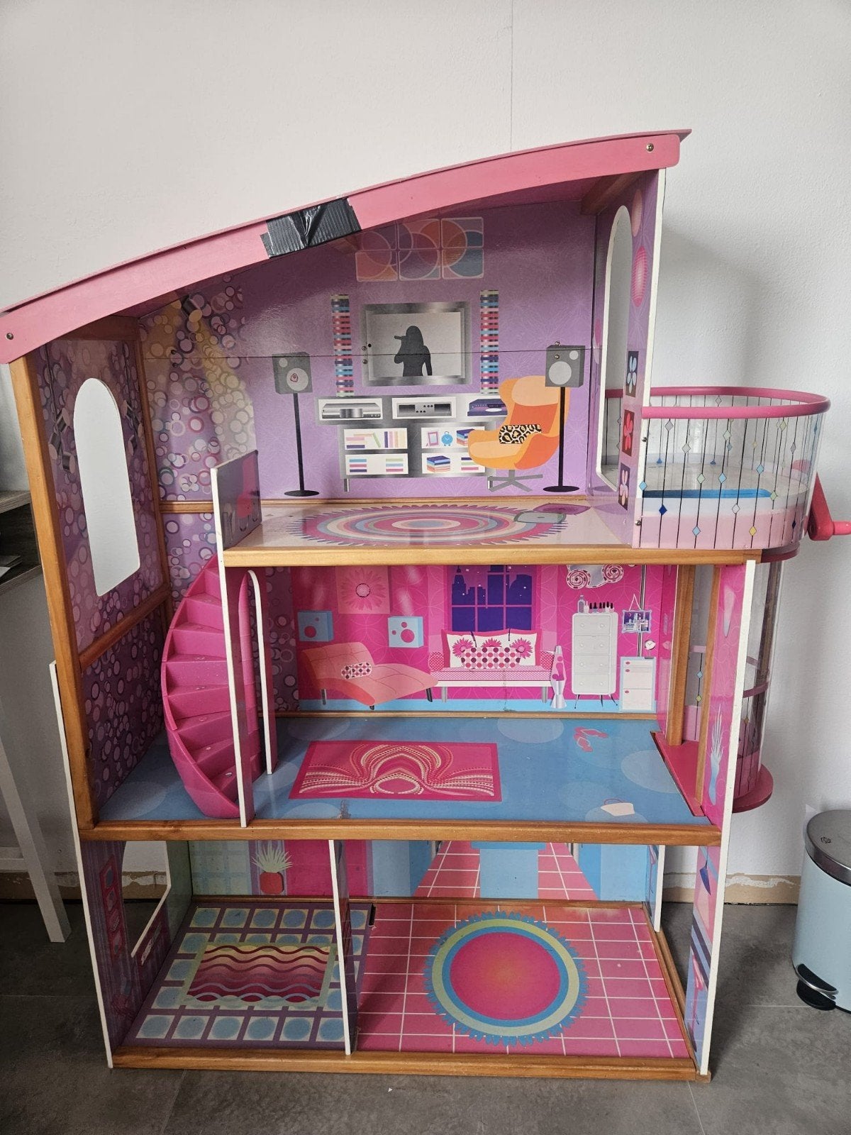 Groot Houten Poppenhuis met trap en lift., Ophalen, Gebruikt, Poppenhuis