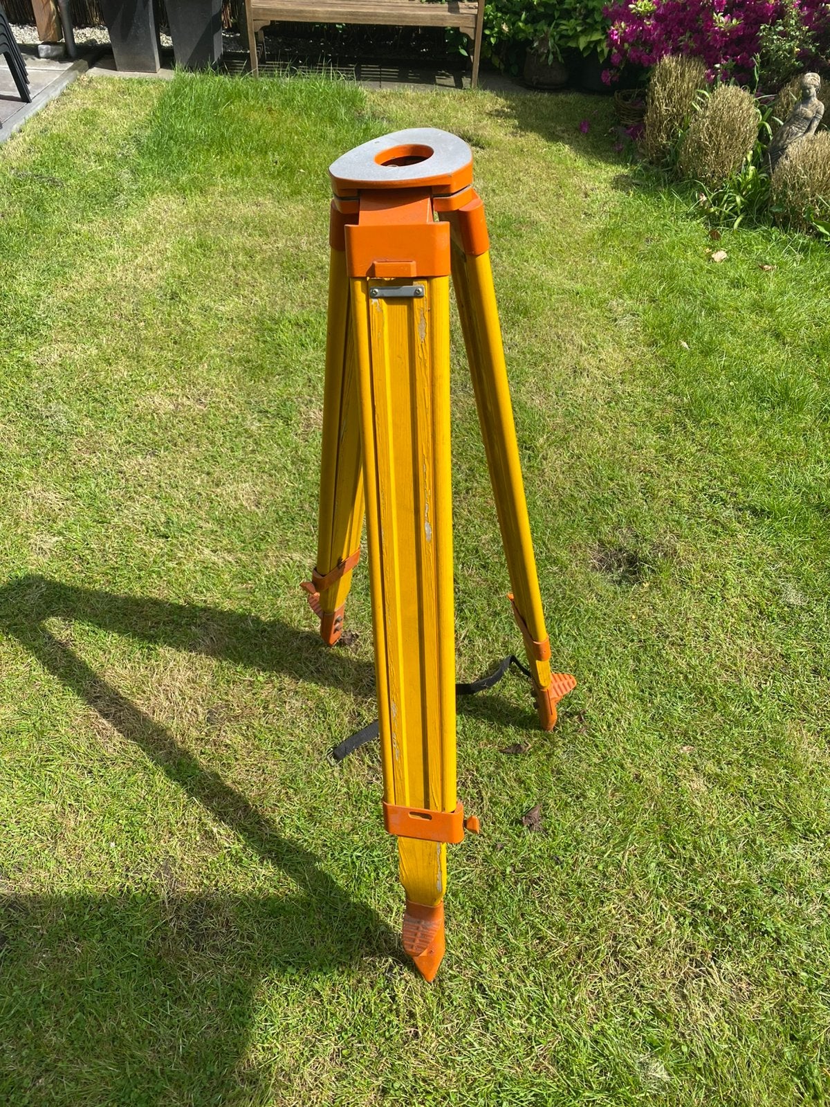 NEDO VERSTELBAAR ZWAAR HOUTEN STATIEF - 1.02 - 1.69 M, Ophalen, Gebruikt