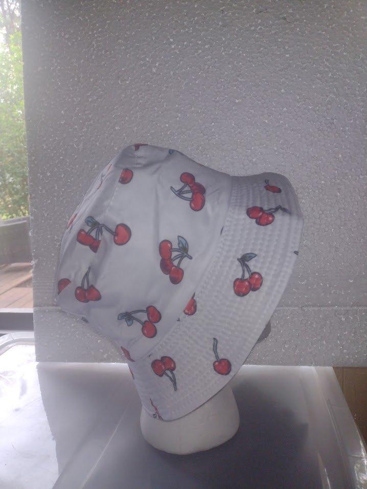 Leuke bucket hat met kersenprint, Verzenden, Zo goed als nieuw, One size fits all, Hoed