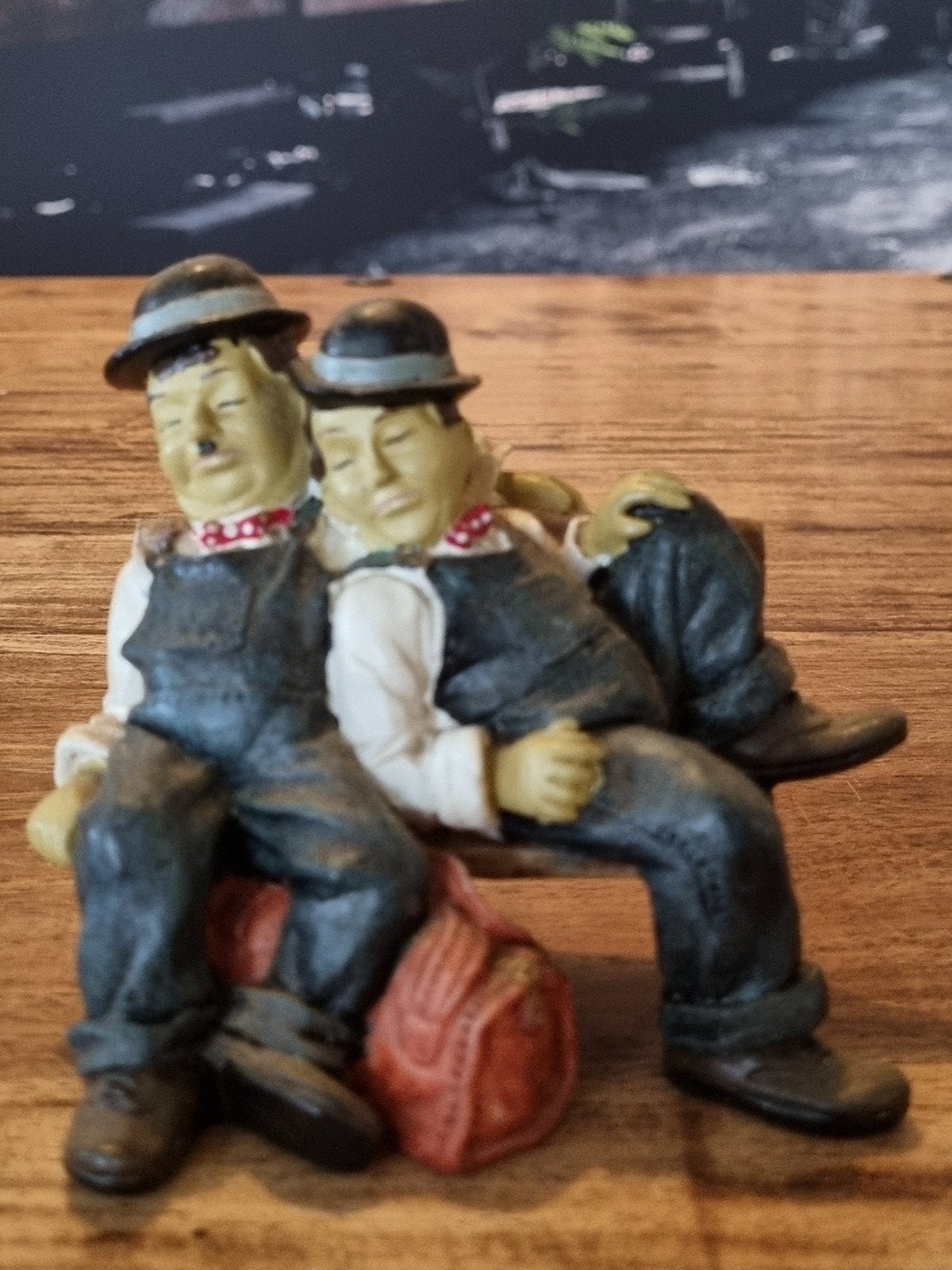 Beeldje Laurel & Hardy op bankje, Verzamelen, Ophalen of Verzenden, Zo goed als nieuw, Mens
