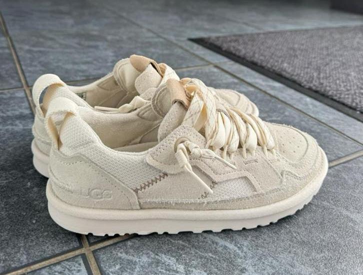 UGG Minimel Sneaker, Beige, Ophalen of Verzenden, Sneakers of Gympen, Zo goed als nieuw