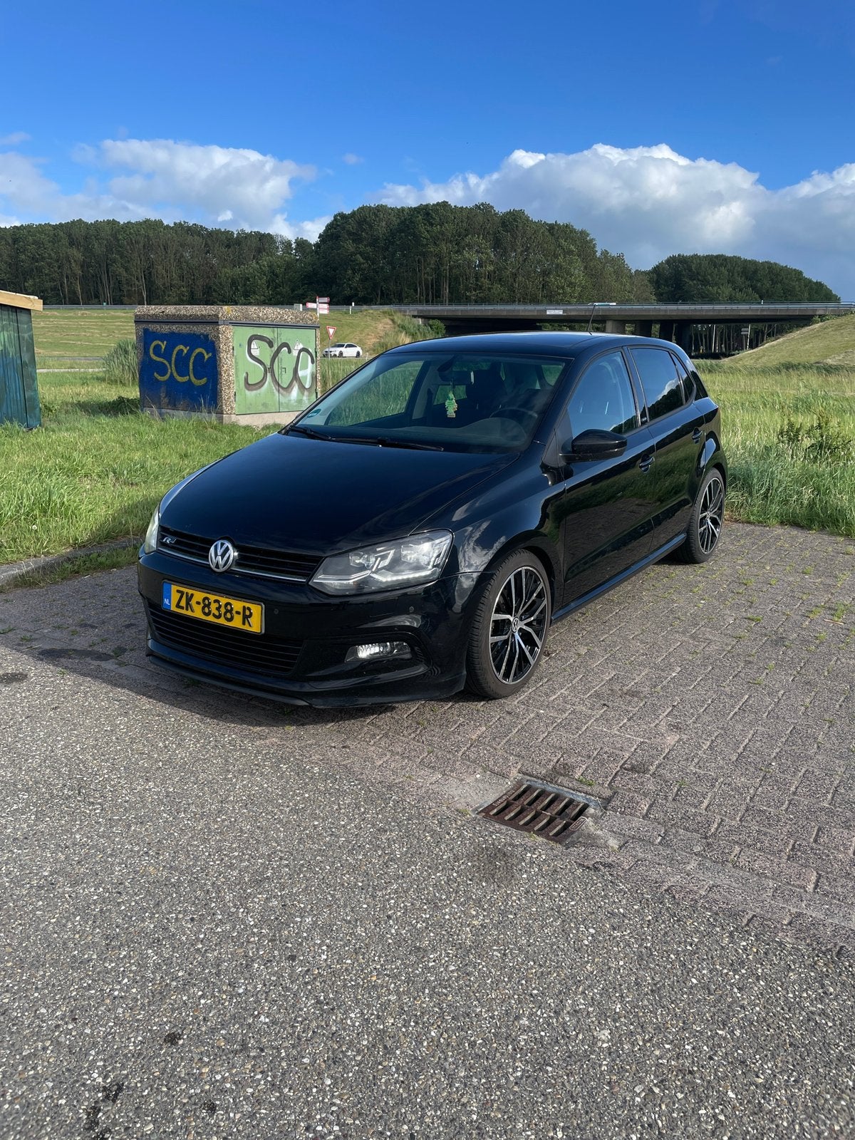 Volkswagen Polo R-line 1.2 TSI 2016 PANO, LED, Auto's, Volkswagen, Stof, 40 €/maand, Zwart, 4 cilinders
