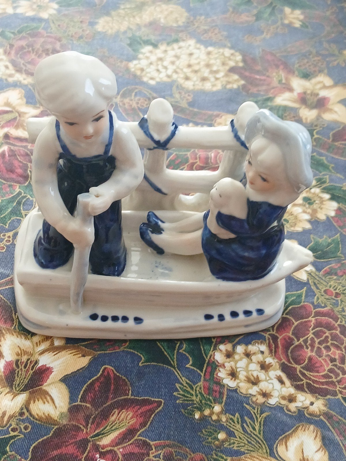 Vintage porseleinen beeldje: jongen en meisje in boot, Ophalen of Verzenden, Zo goed als nieuw, Mens