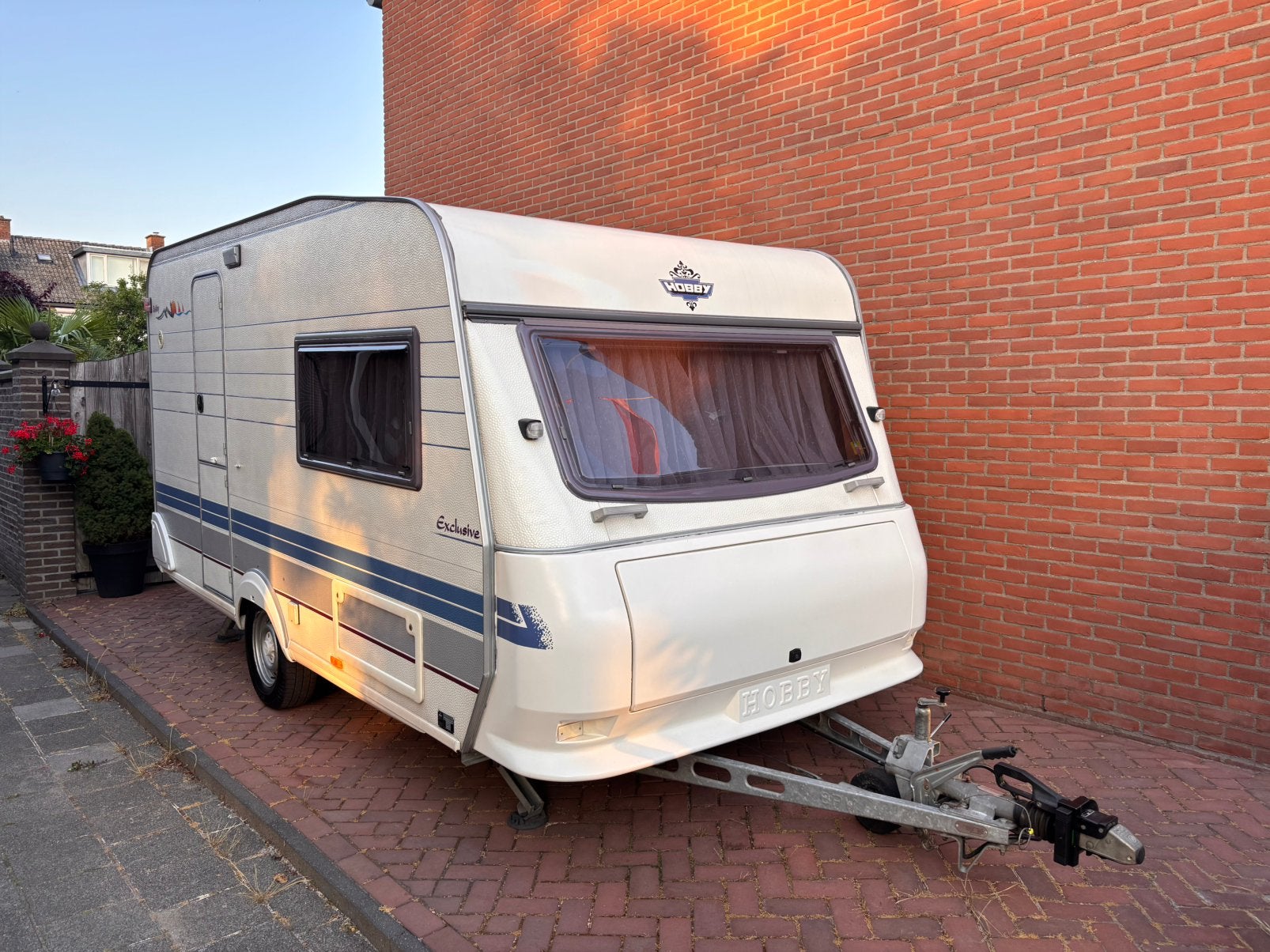 Hobby 400U Exclusive 1998 met voortent en luifel, Caravans en Kamperen, Caravans, Rondzit, Hobby, Schokbreker, 750 - 1000 kg