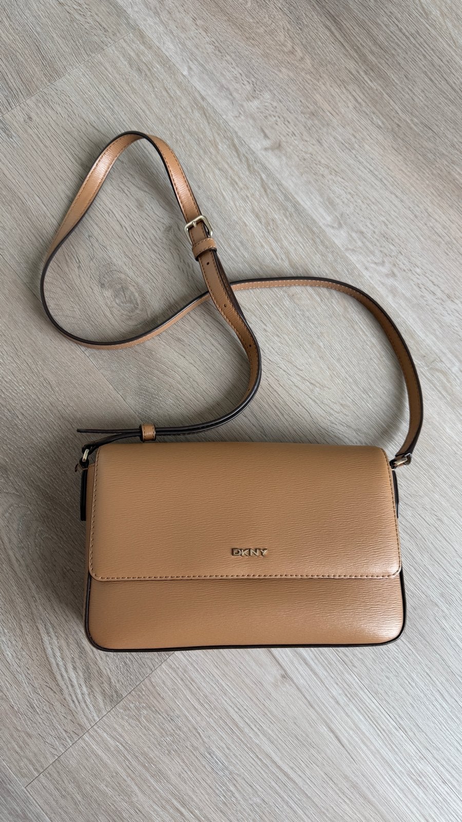 DKNY Schoudertasje - beige / camel / lichtbruin, Ophalen of Verzenden, Zo goed als nieuw, Beige, Schoudertasje