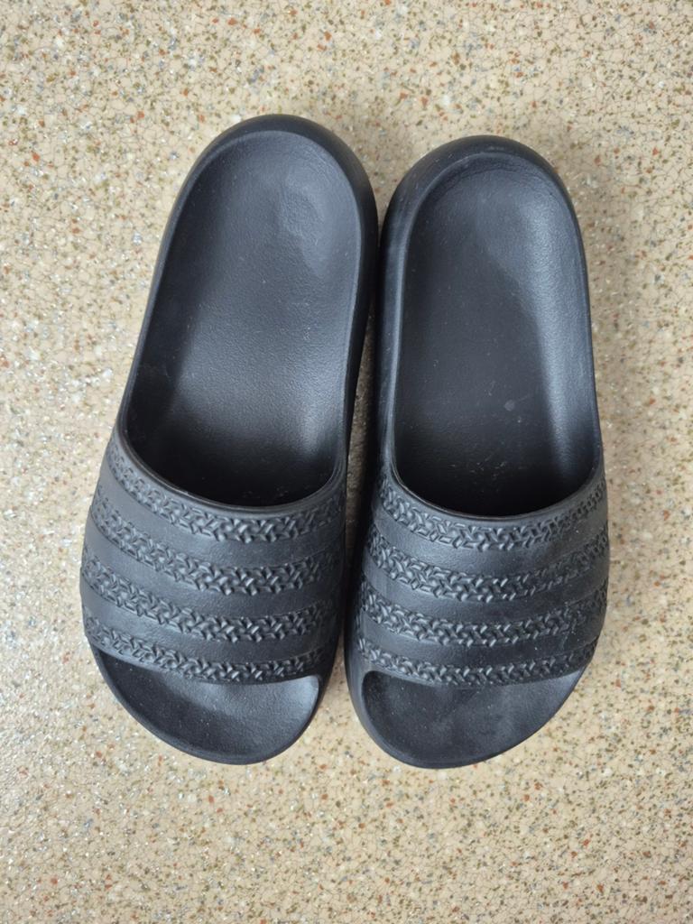 Adidas Adilette Slippers Zwart, Ophalen of Verzenden, Zo goed als nieuw, Zwart