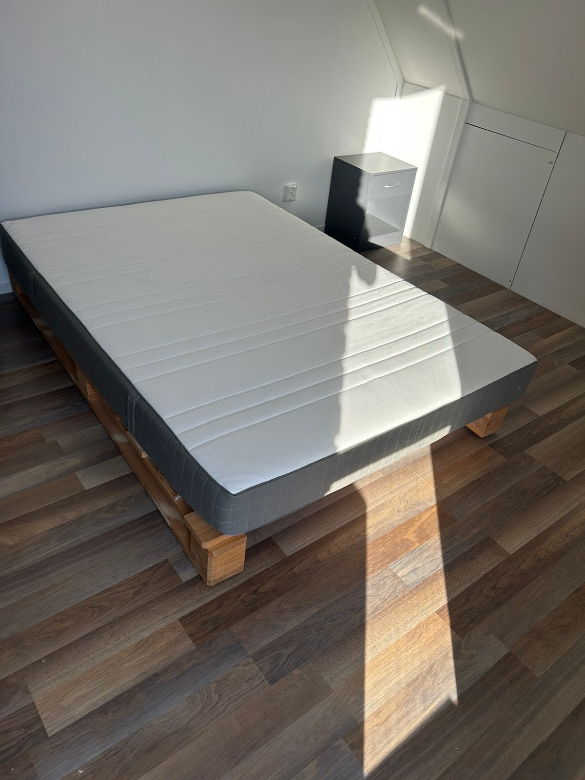 Pallet bed frame met matras 140x200, Ophalen, Tweepersoons, 140 cm, Zo goed als nieuw