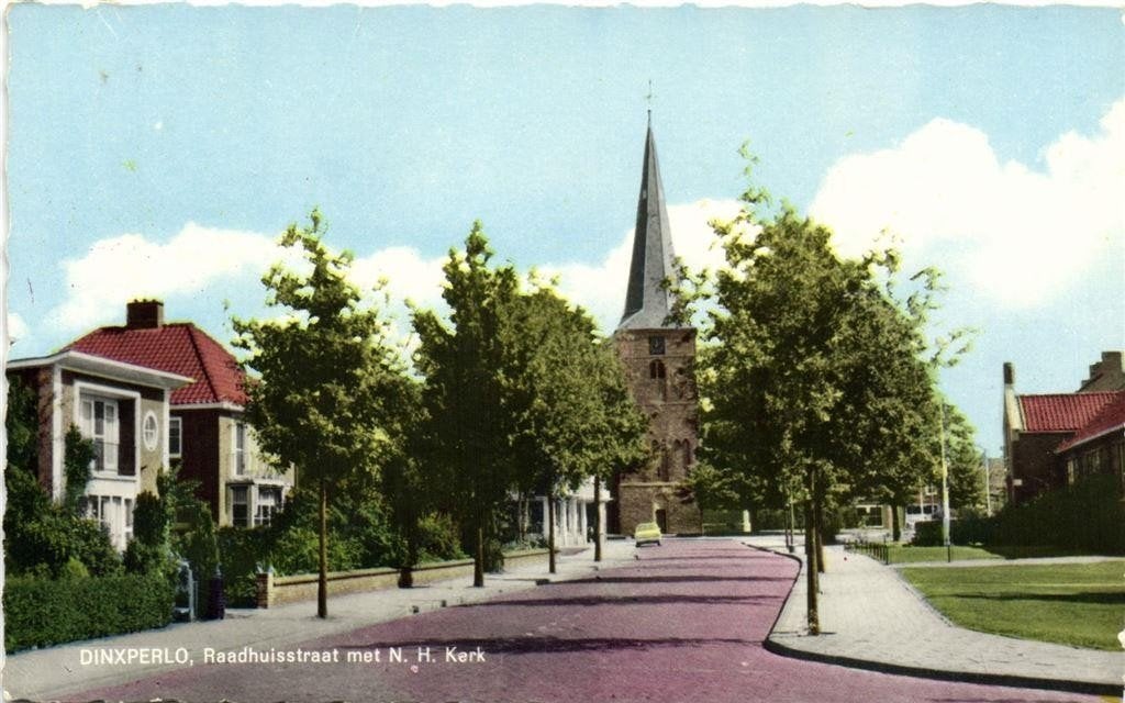 Dinxperlo, Raadhuisstraat met N.H. Kerk - 1977 gelopen, Verzamelen, Ophalen of Verzenden, 1960 tot 1980, Gelopen, Gelderland