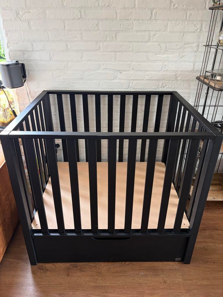 Zwarte box met lade en verstelbare bodem, Kinderen en Baby's, Boxen, Ophalen, Gebruikt, Vierkant, In hoogte verstelbaar