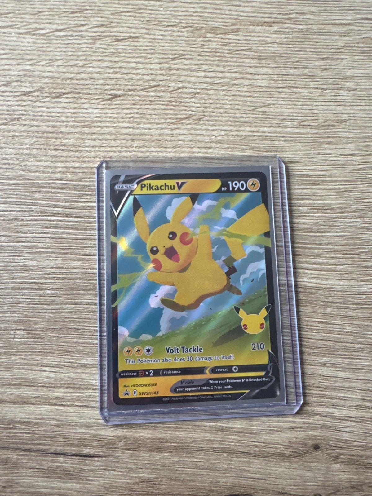 Pikachu V SWSH143 Pokémon kaart - Zo goed als nieuw, Ophalen of Verzenden, Zo goed als nieuw, Losse kaart