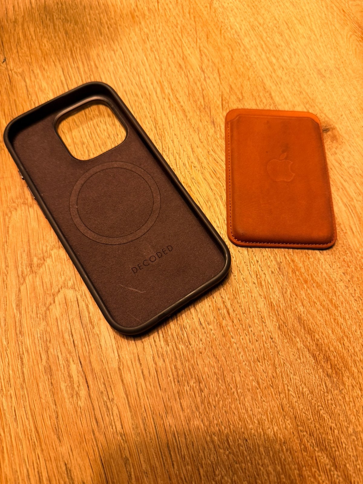 DECODED hoesje iPhone 16 Pro met losse MagSafe-kaarthouder, Ophalen, Zo goed als nieuw