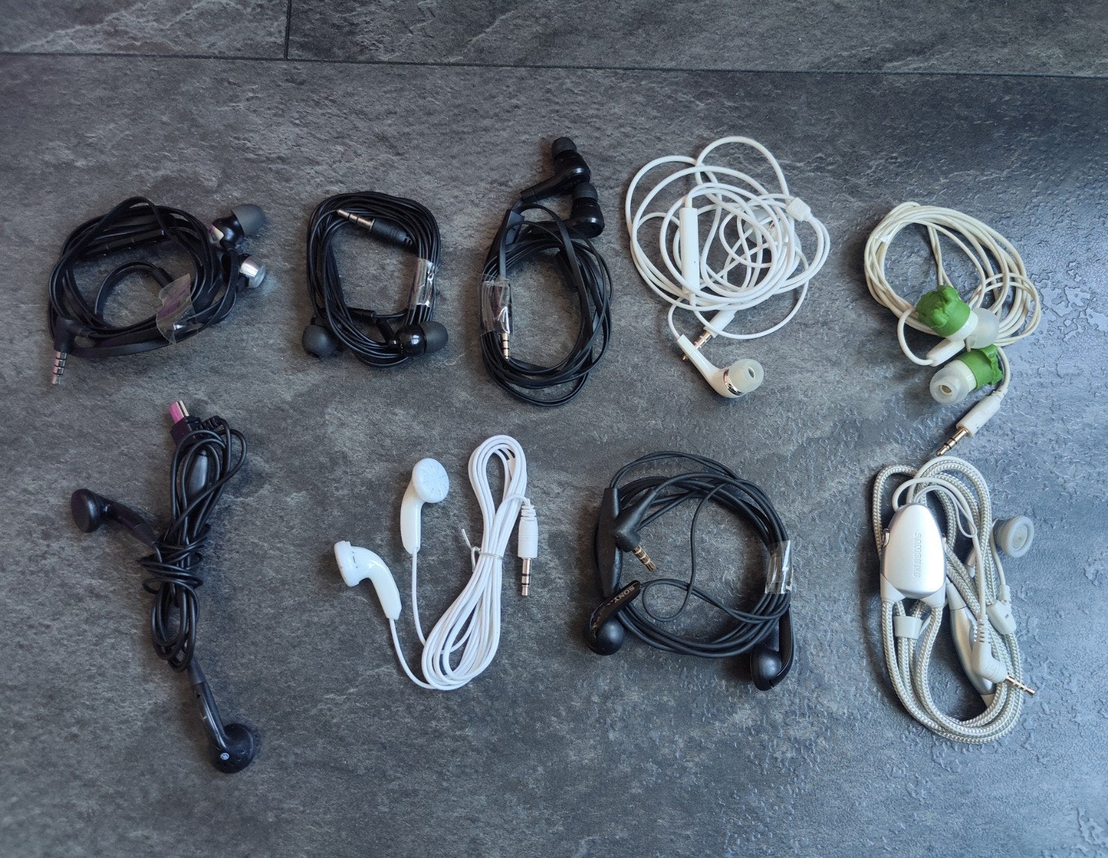 Diverse bedrade in-ear koptelefoons - Partij van 9 stuks, Overige merken, Gebruikt, Ophalen of Verzenden, Microfoon