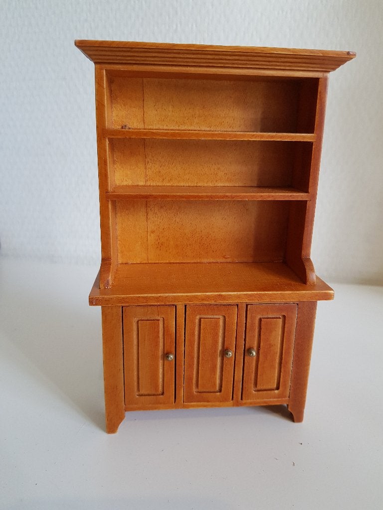 Miniatuur houten dressoir met planken - Poppenhuis meubel, Verzamelen, Verzenden, Gebruikt, Decoratie