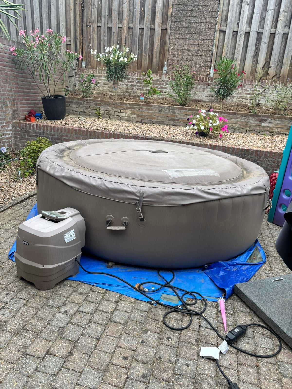 Intex  jacuzzi 8 personen, Ophalen, Zo goed als nieuw, Afdekzeil, Opblaasbaar