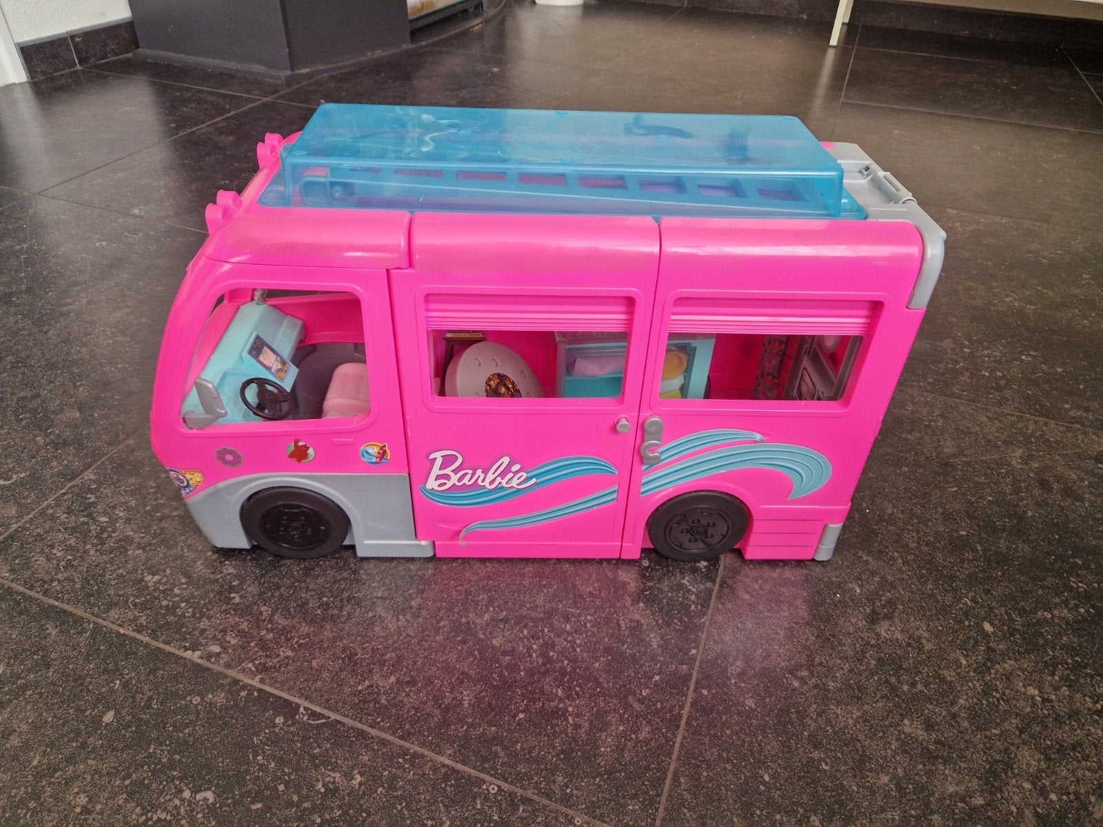 Barbie set: Camper, auto, scooter, kledingkast en popp, Ophalen, Gebruikt, Barbie