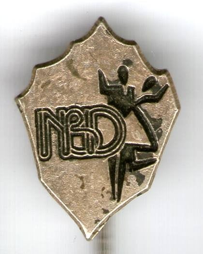 NBD zilverkleurig dans broche ( X_112), Verzamelen, Ophalen of Verzenden, Zo goed als nieuw, Sport, Speldje of Pin