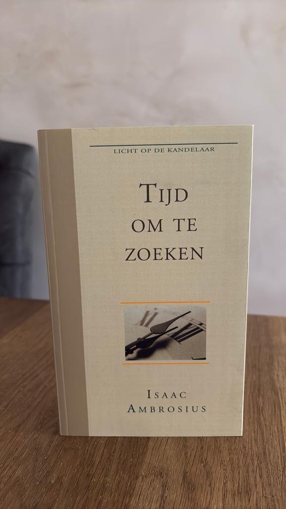 KR-1 Isaac Ambrosius  - Tijd om te zoeken, Ophalen of Verzenden, Zo goed als nieuw, J. Versloot; I. Ambrosius